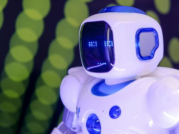 Comment les plateformes de communication en temps réel peuvent-elles améliorer la coordination des équipes de secours?